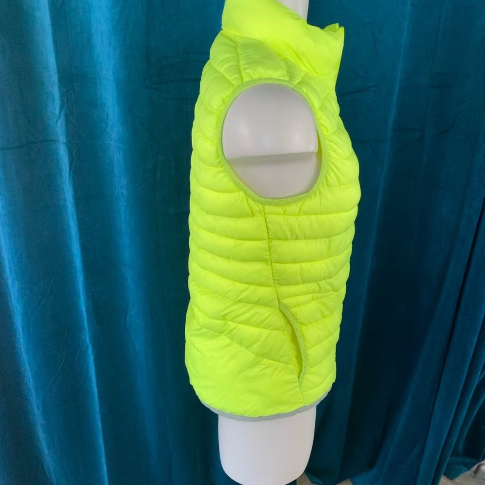 GapFit Primaloft Lightweight Puffer Vest - Picture 7 of 9